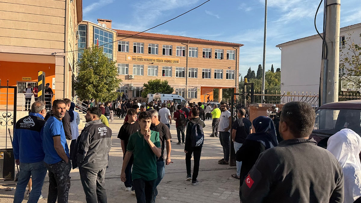 Okul saldırganını gören güvenlik görevlisi, öğrencilerden önce kaçtı!