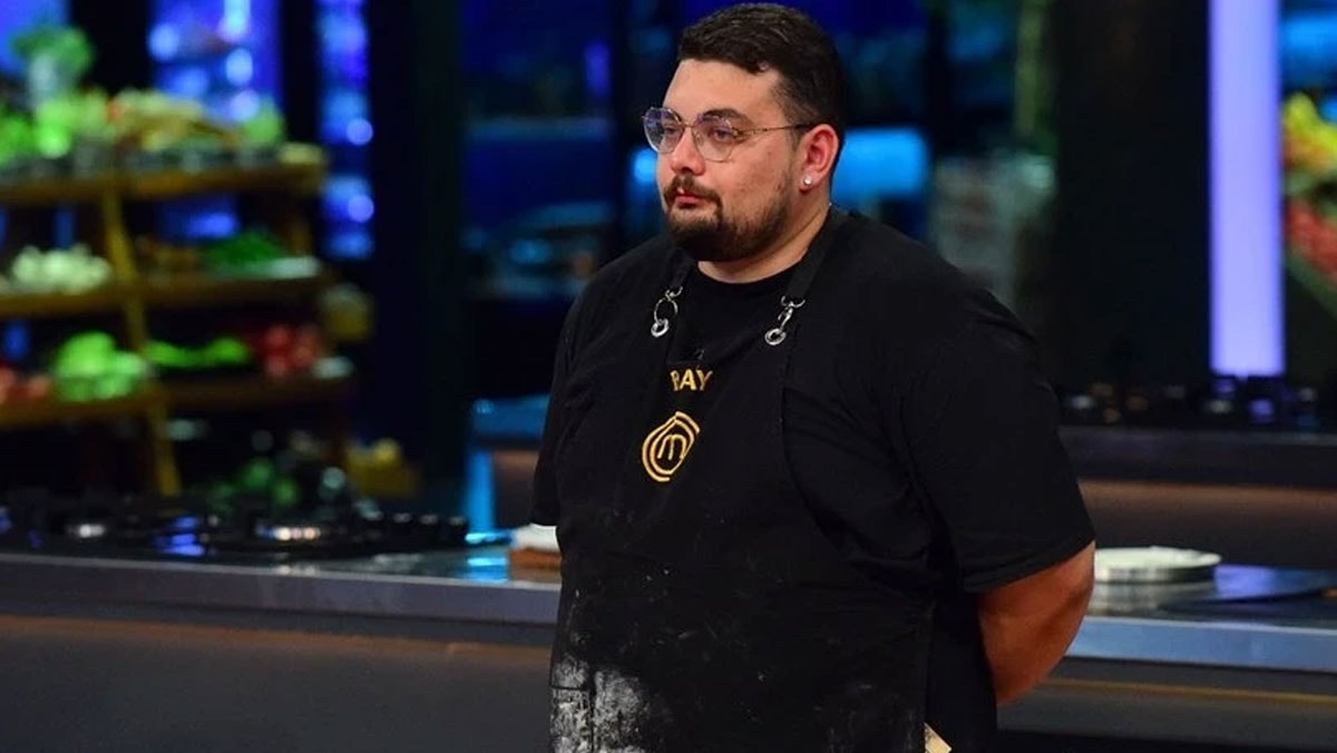 MasterChef’in Eray’ı siyasete girdi: Rozetini o isim taktı