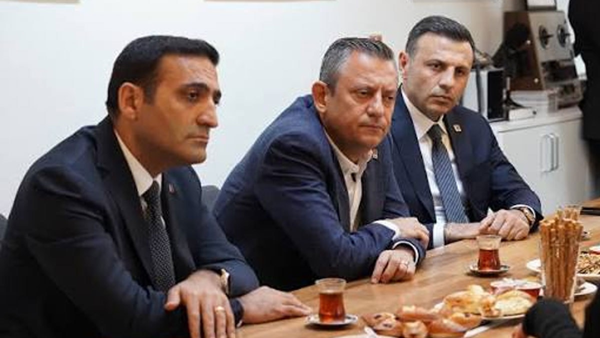 İnan Güney safını belli etti: Özgür Özel'e sırtını döndü