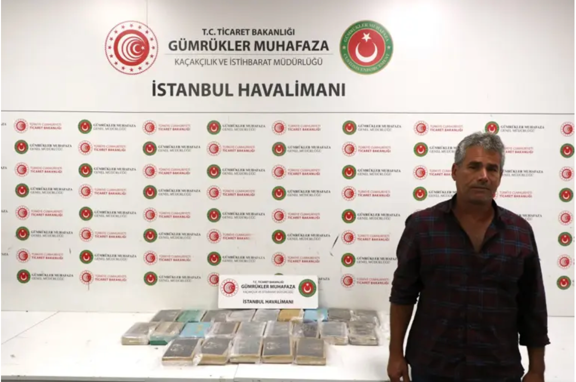 Pilot kıyafetiyle İstanbul Havalimanı'na geldi: Uyuşturucu kuryesi yakalandı