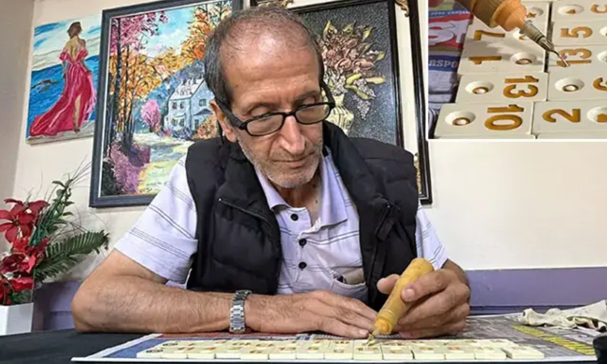 Ekmeğini okey taşlarından çıkartıyor
