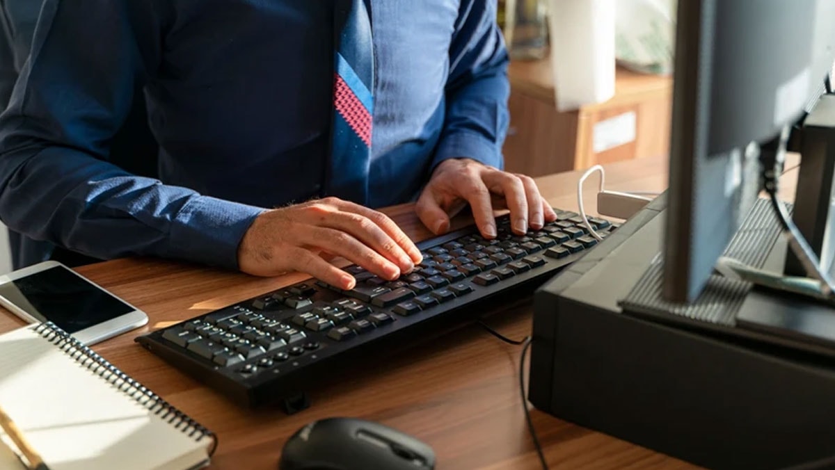 Memurların YouTube ve uygulama gelirleri yasaklandı