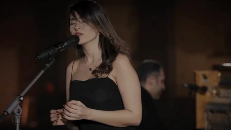 Başörtüsüz konser veren İranlı şarkıcıya kırbaç cezası
