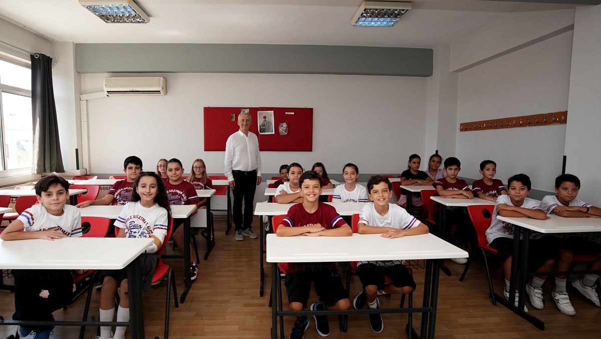 İzmir'deki bu okulda tüm öğrenciler ikiz!